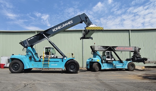 Heavy Lift delivers monster reach stacker to C.Steinweg Bridge