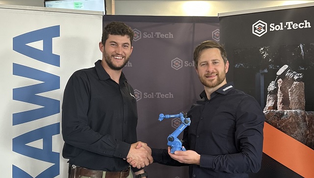 Raymond Meyer of Sol Tech and Leon Coetzer from Yaskawa confirm their organisations collaboration in robotics trainingjpg