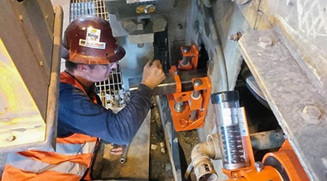 Servicing the conveyor cleaning blade