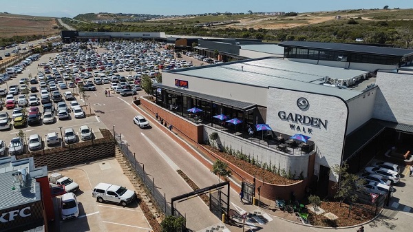 25030 Aerial view of Garden Walk on opening day