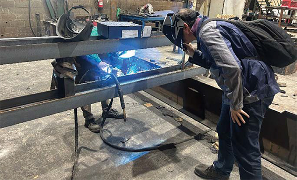 Seamless cored wires that reduce manganese exposure